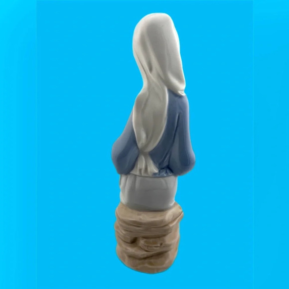 Vintage Llardo “girl Sitting with Lilies “a very rare Lladro a gorgeous gift! - Picture 5 of 9